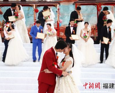 弘扬婚俗新风 百对新人福建柘荣鸳鸯草场集体成婚